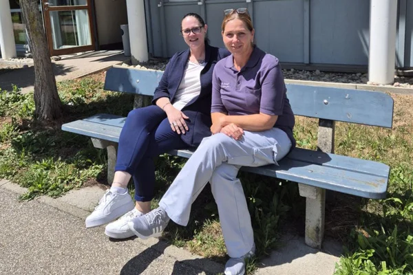Flexteam Pflege der Stiftung Liebenau zwei flexteam-mitarbeiterinnen aus der pflege sitzen auf einer bank
