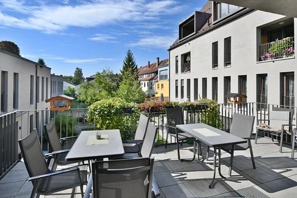Das Bild zeigt eine Terrasse vor dem OJK