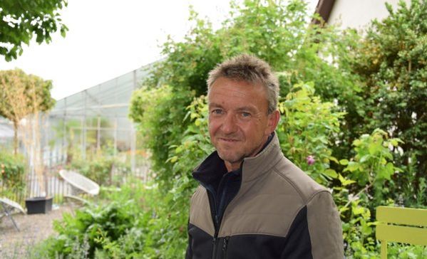 Das Bild zeigt Gärtnermeister Stephan Gumpinger, Leiter der Gemüsegärtnerei in Liebenau 