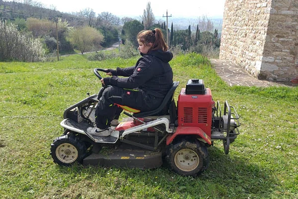 Gartenarbeit und Gemeinschaft bei Franz von Assisi Das Foto zeigt wie der Rasen gemäht wird.