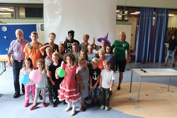 Das Bild zeigt eine Gruppe von Kindern