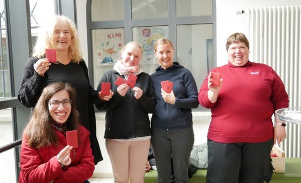 Vor dem Eingang zur Kantine in Liebenau verteilten die Frauenbeauftragten rote Samentütchen mit einer Blühmischung. 