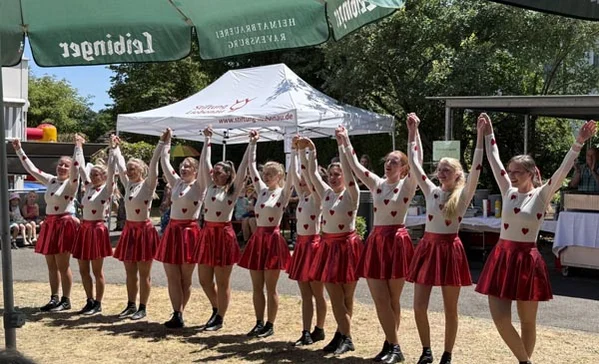 Sommerfest Elf Frauen einer Tanzgruppe verbeugen sich vor dem Publikum.