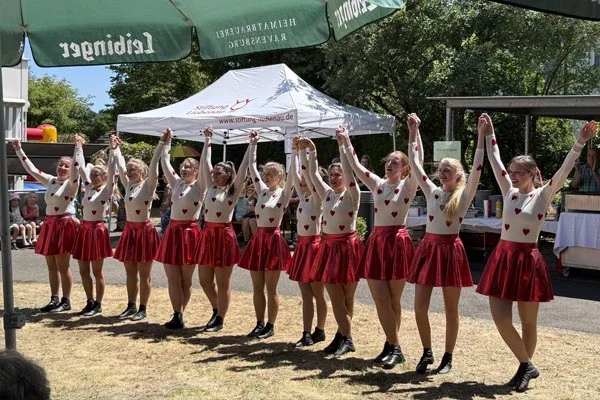 Sommerfest Elf Frauen einer Tanzgruppe verbeugen sich vor dem Publikum.