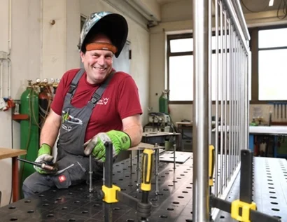 Das Bild zeigt einen Mann in in einer Schlossrei