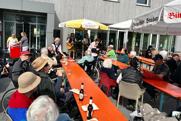 das bild zeigt bewohner, betreuer und besucher beim fest im magnus waldburg