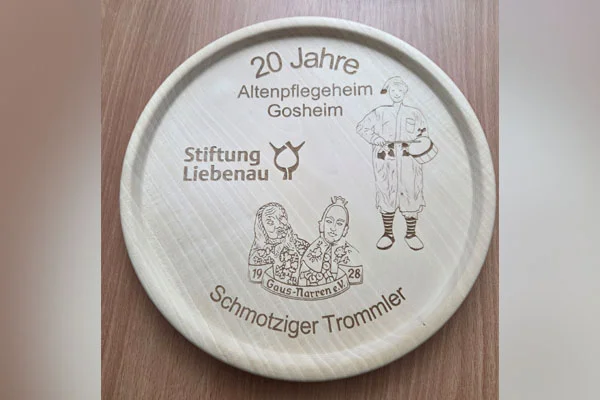 Ein Holzteller mit Gravur.