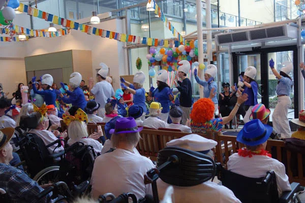 Fasnet im Franziskuszentrum Das Foyer des Franziskuszentrums mit vielen verkleideten Zuschauern und Zuschauerinnen.