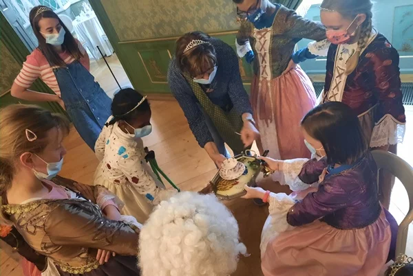 Das Bild zeigt eine Gruppe Kinder beim Spiel