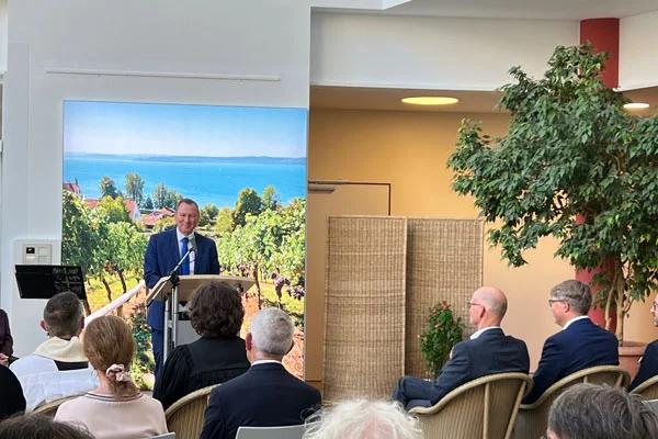 Eröffnungsfeier Hr. Dr. Broll hält eine Rede zur Eröffnung