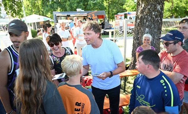 Ständig umringt ist Marcus Sorg, als er nach dem inklusiven Fußballturnier der Stiftung Liebenau Autogrammkarten signiert. Foto: Felix Kästle