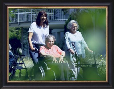 1999, Stiftung Hospital zum Heiligen Geist in Kisslegg. Die Stiftung Liebenau übernimmt eine Kuratorenrolle für die Stiftung Hospital zum Heiligen Geist in Kißlegg. Die Stiftung Hospital zum Heiligen Geist versteht sich als ein „aus christlicher Motivation heraus entstandenes, unabhängiges Sozial-, Gesundheits- und Bildungsunternehmen“. Großen Raum nimmt dabei die Pflege von älteren Menschen ein, denen geholfen wird, ihr Leben so weit wie möglich eigenständig, würdevoll und selbstbestimmt zu gestalten. Heute arbeiten in der Stiftung Hospital zum Heiligen Geist und ihren beiden Unternehmen über 300 Mitarbeiter an acht Standorten in elf verschiedenen Einrichtungen und Diensten. Das Bild zeigt Bewohner und Betreuer der Stiftung Hospital im Garten.
