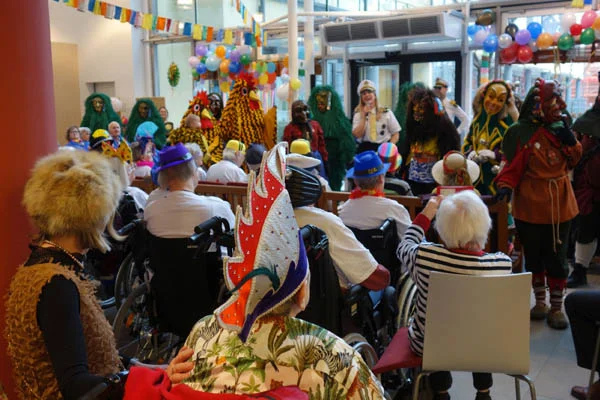 Fasnet in Friedrichshafen Viele Zuschauer und Zuschauerinnen beim Auftritt einer Gruppe.