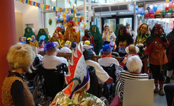 Viele Zuschauer und Zuschauerinnen beim Auftritt einer Gruppe.