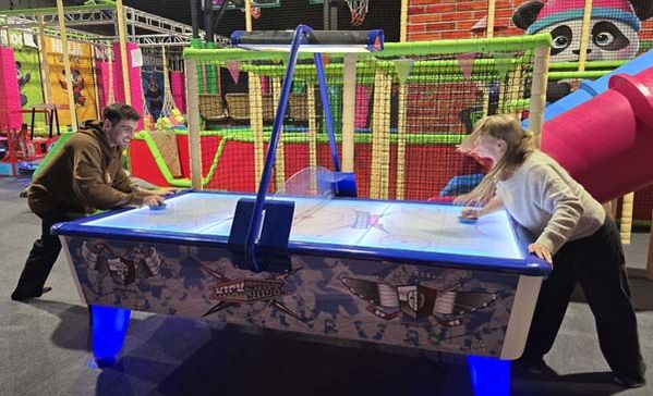 Zwei Personen spielen im Indoorspielplatz Bamboolino.