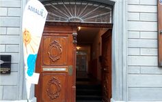 Ehrenamtliche Patinnen und Paten für Kinderhospizdienst AMALIE gesucht Das Bild zeigt den Eingang zu AMALIE