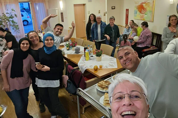 Fastenbrechen Das Selfie zeigt die Personen bei der Vorbereitung für das Fastenbrechen.