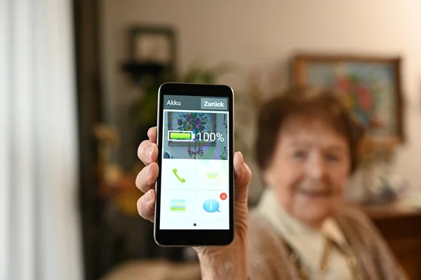 Service-Wohnen Tettnang Das Bild zeigt eine Frau mit einem Smartphone
