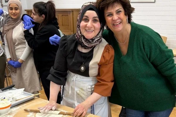 Das Bild zeigt zwei Frauen in einer Küche
