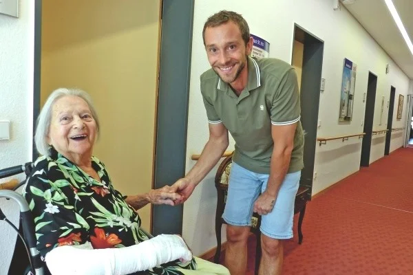 Ein empathischer Mensch Das Bild zeigt Daniel Kamps mit einer Bewohnerin des Hauses St. Iris