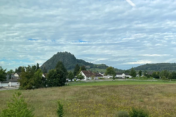 Gemeindeintegriertes Wohnen und Fördern Singen Das Bild zeigt einen Panoramablick auf ein Dorf mit einem Berg dahinter
