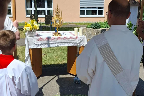 das bild zeigt die segnung bei fronleichnam st. martin friedrichshafen