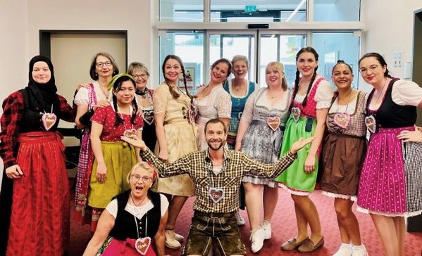 Das Bild zeigt die Bewohner beim Oktoberfest