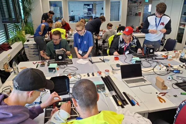 Aktion Schichtwechsel Das Foto zeigt Beschäftigte der Liebenauer Arbeitswelten und Azubis von der MTU beim Löten.