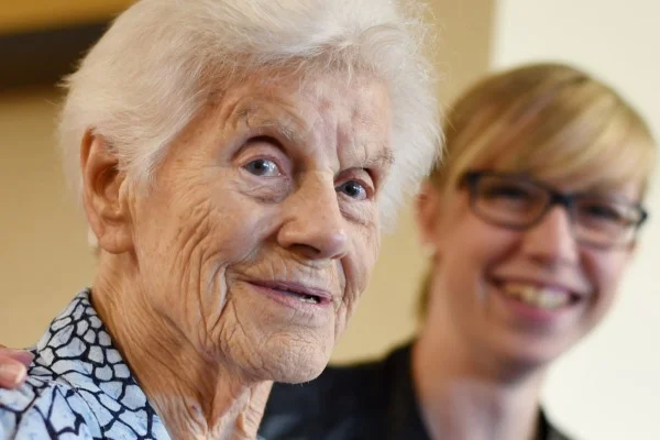 Das Bild zeigt zwei Frauen