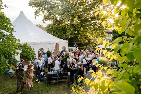 Fest für Mitarbeitende 2025 der Stiftung Liebenau das bild zeigt viele feiernde mitarbeitende im schlossgarten auf dem mitarbeiter-fest der stiftung-liebenau