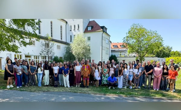 Absolventen 2026 Viele junge Menschen stehen zusammen und schauen in die Kamera.