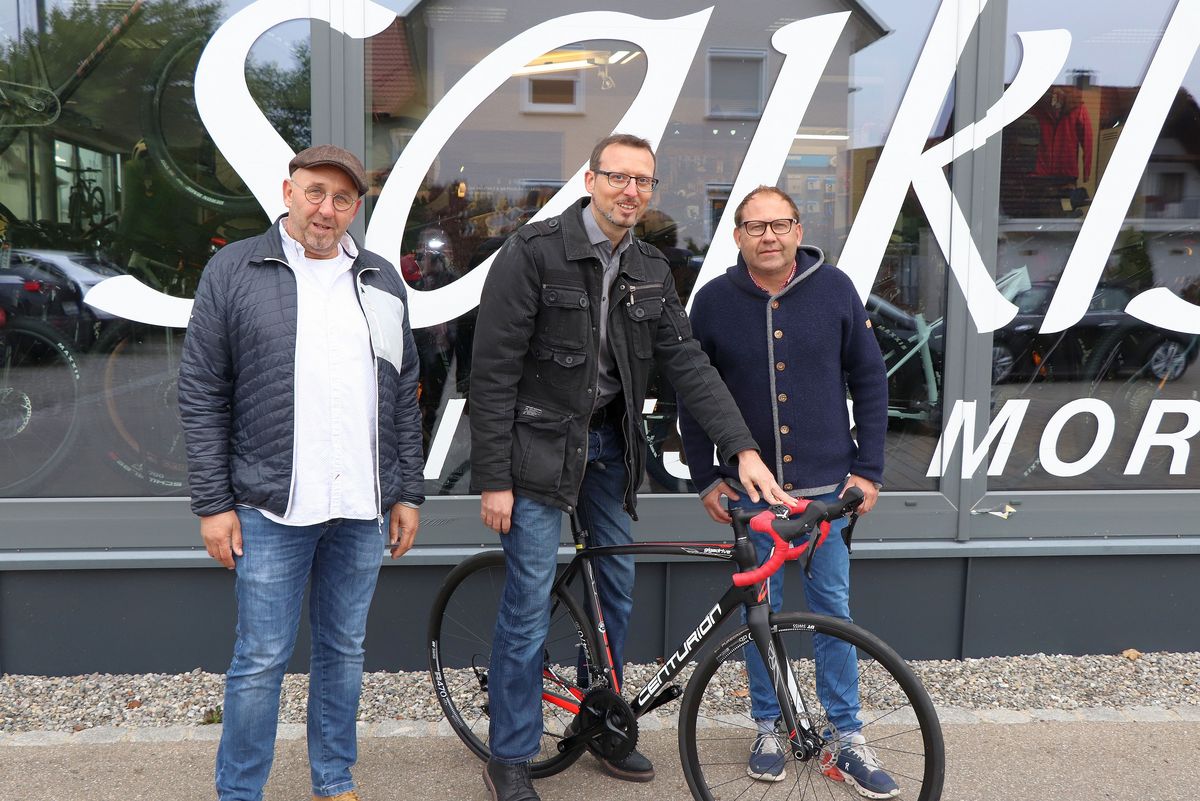  „Ghostrider“ Michael Worschischek (Mitte) gewinnt bei der Aktion „Stiftung Liebenau fährt Rad“ ein nagelneues Rennrad.