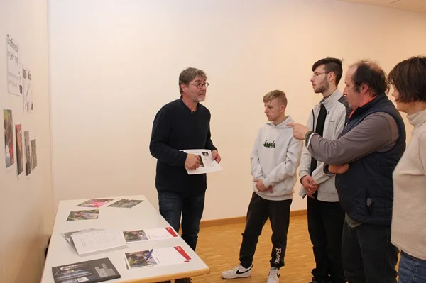 Stephan Becker vom Fachdienst mit Interessierten im Gespräch. Er stellte die Fahrt zur Gedenk-Stätte nach Grafeneck vor. Stephan Becker vom Fachdienst mit Interessierten im Gespräch. Er stellte die Fahrt zur Gedenk-Stätte nach Grafeneck vor.