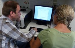 Jörg Pohle schreibt mit Unterstützung auch am Computer. Jörg Pohle schreibt mit Unterstützung auch am Computer.