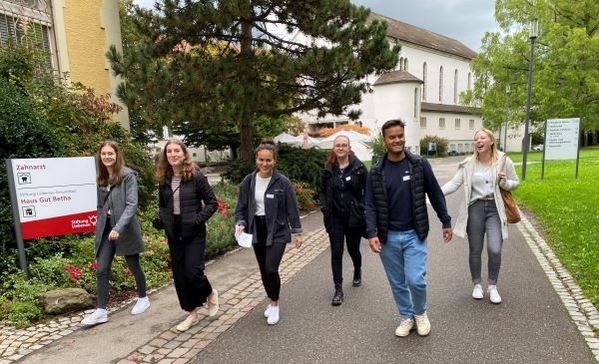 Neue Auszubildende erkunden das Gelände der Stiftung Liebenau.