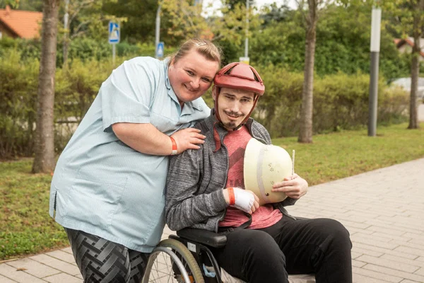 Rosenharzer Sommerfest 2025 das bild zeigt einen bewohner im rollstuhl und eine betreuerin, die hinter ihm steht.