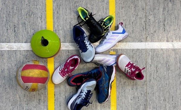Das Bild zeigt Sportschuhe und Bälle