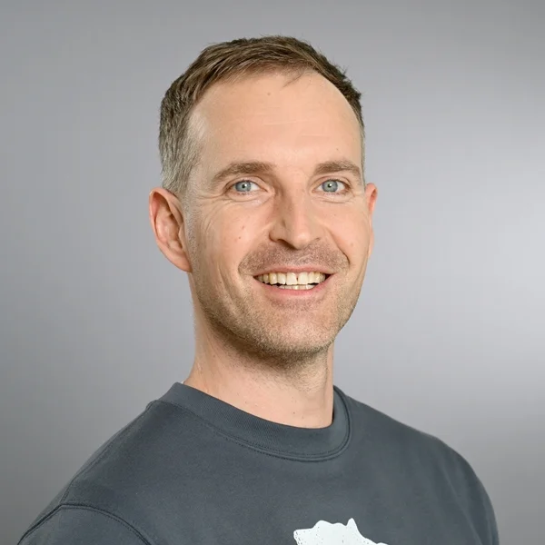 Eric Albrecht Das Bild zeigt ein Porträt von Eric Albrecht
