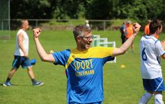 Ein Mann in einem Fußballtrikot jubelt.