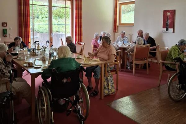 Woche der Demenz im Haus der Pflege St. Meinrad in Ravensburg das bild zeigt eine gruppe dementer menschen beim kaffee trinken
