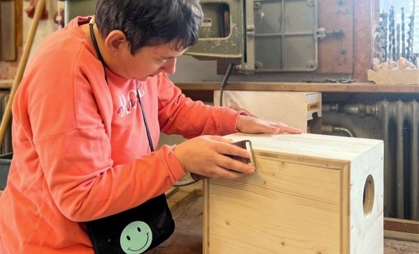 Das Bild zeigt eine Frau, die eine Fühlbox schleift