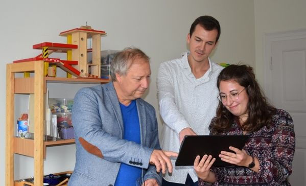 Das Bild zeigt die Benutzer beim Einrichten des Tablets