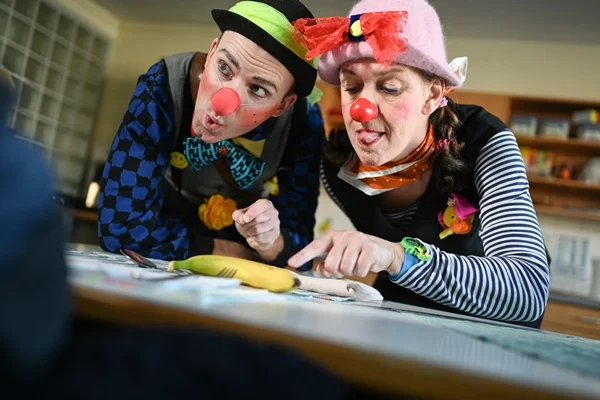 Franziskuszentrum Das Bild zeigt zwei Clowns im Franziskuszentrum