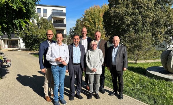 Das Bild zeigt die Gruppe aus Besuchern, Geschäftsführern und Pflegepersonal vor dem Haus St. Josef.