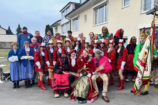 Gruppenbild vor dem Haus der Pflege St. Vinzenz Pallotti