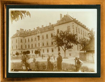 1895, Einweihung des St. Josefshaus und 25-jähriges Jubiläum. Der Andrang auf die Einrichtungen in Liebenau ist auch nach 25 Jahren ungebrochen. Um die überfüllten Gebäude zu entlasten, wird 1895 das St. Josefshaus eingeweiht. Gleichzeitig mit der Eröffnung des Neubaus wird das 25-jährige Jubiläum mit einem großen Festakt gefeiert.  Das Bild zeigt das 1895 fertiggestellte St. Josefshaus .