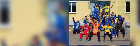 Das Foto zeigt die jubelnde Fußballmannschaft.