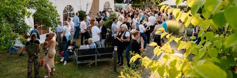 Viele Personen beim Fest für Mitarbeitende