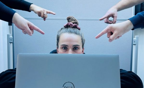 Das Bild zeigt eine junge Frau am Laptop