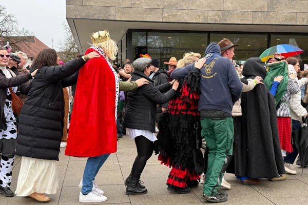 Narrenbaumstellen Eine Gruppe verkleideter Menschen bei einer Polonaise.